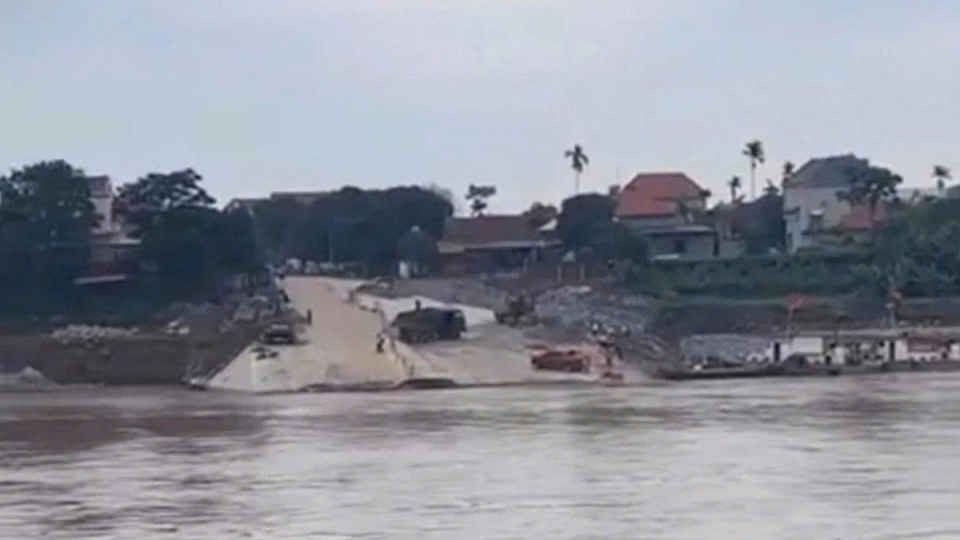 Floodwaters wash away Phong Chau pontoon bridge in Northern Vietnam